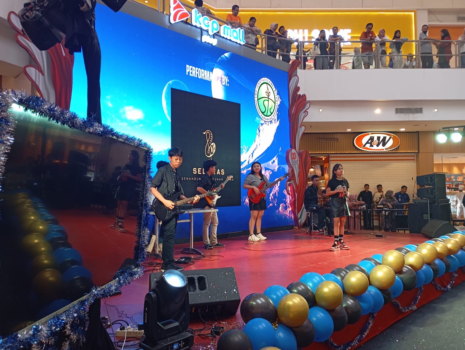 Penampilan Selasar Band SMP Ignatius Slamet Riyadi Resinda di Karawang Central Plaza